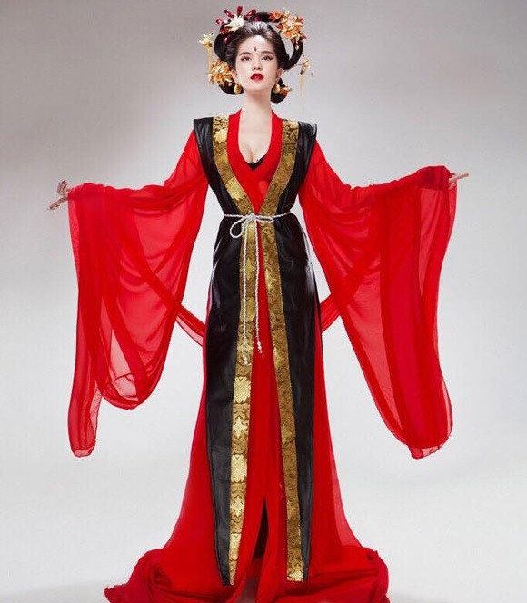 Ngọc Trinh bị Ngọc Trinh bị