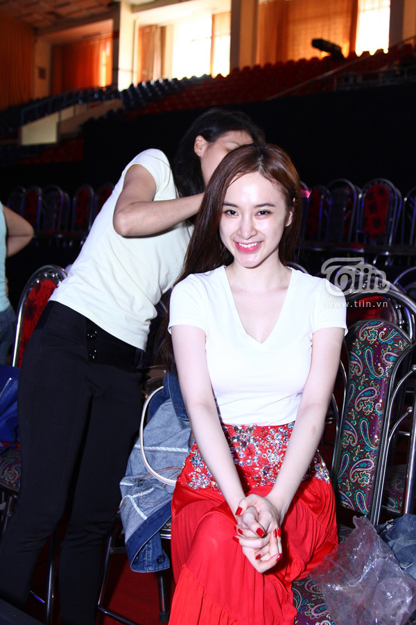 Angela Phương Trinh mệt mỏi, mắt sưng húp vì scandal bủa vây
