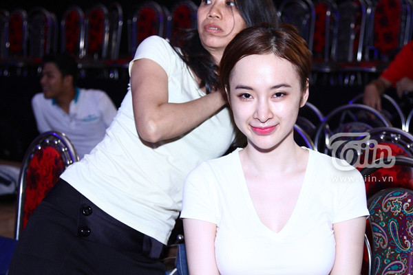 Angela Phương Trinh mệt mỏi, mắt sưng húp vì scandal bủa vây