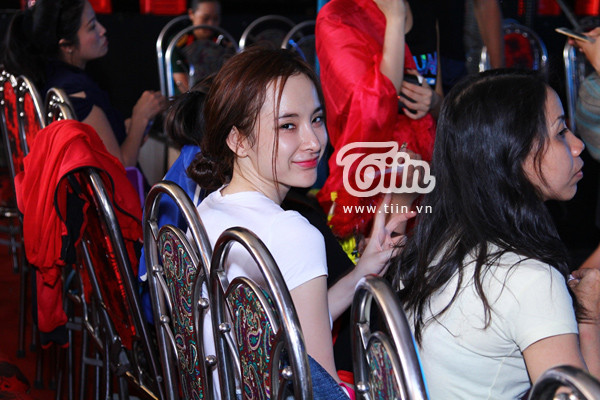 Angela Phương Trinh mệt mỏi, mắt sưng húp vì scandal bủa vây