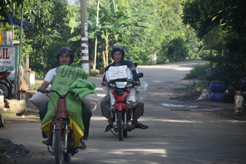 Đối tượng vận chuyển thuốc lá lậu bằng xe máy chạy với tốc độ cao. Ảnh: Anh Đức.