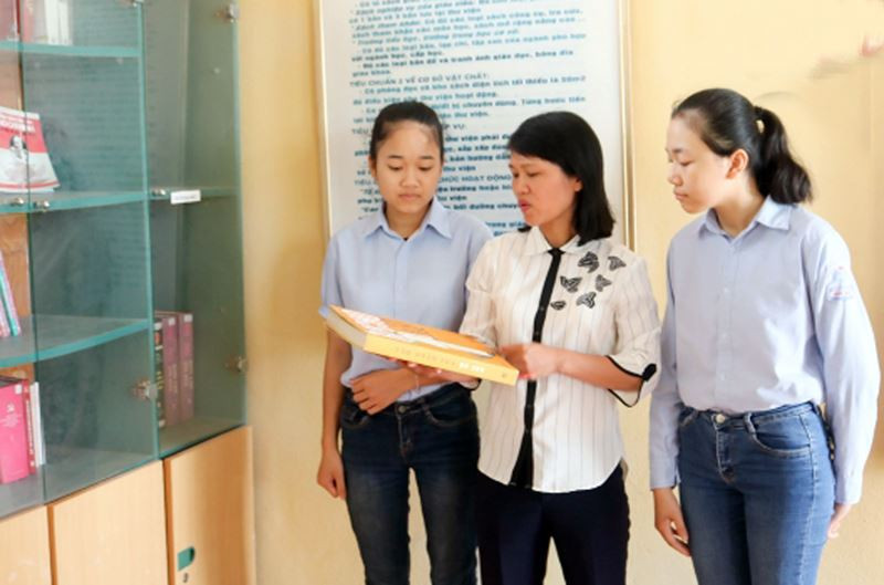 Cô hiệu trưởng Mai Thị Bích Nguyện giới thiệu những cuốn sách viết về Bác Hồ cho học sinh. (Ảnh: báo Giáo dục Việt Nam) Cô hiệu trưởng Mai Thị Bích Nguyện giới thiệu những cuốn sách viết về Bác Hồ cho học sinh. (Ảnh: báo Giáo dục Việt Nam)