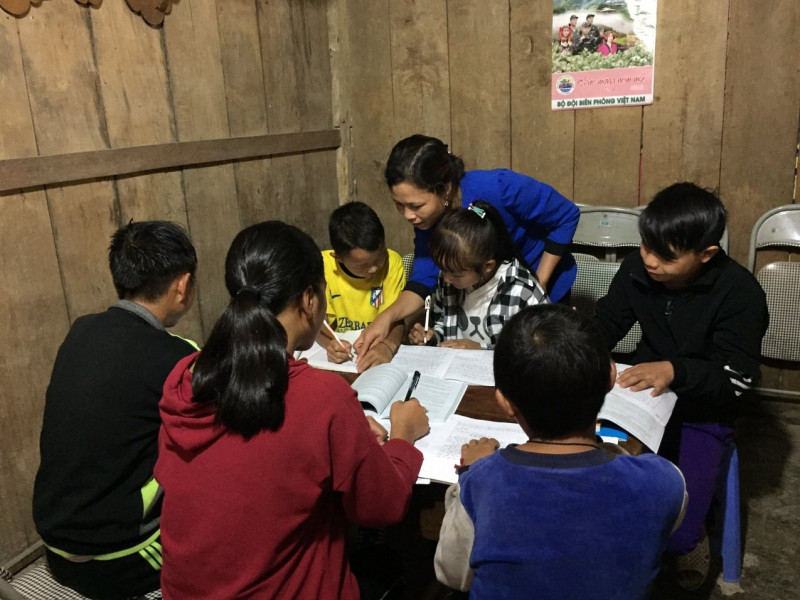 cô giáo Nguyễn Thị Thu Hồng (trường THCS xã Dào San, huyện Phong Thổ, tỉnh Lai Châu) và học trò. Ảnh: báo Phụ nữ Việt Nam cô giáo Nguyễn Thị Thu Hồng (trường THCS xã Dào San, huyện Phong Thổ, tỉnh Lai Châu) và học trò. Ảnh: báo Phụ nữ Việt Nam