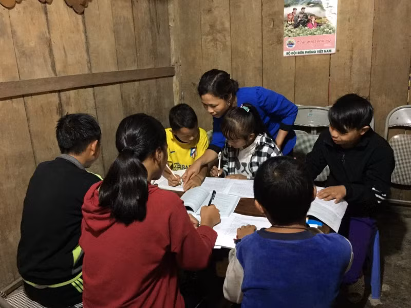 cô giáo Nguyễn Thị Thu Hồng (trường THCS xã Dào San, huyện Phong Thổ, tỉnh Lai Châu) và học trò. Ảnh: báo Phụ nữ Việt Nam cô giáo Nguyễn Thị Thu Hồng (trường THCS xã Dào San, huyện Phong Thổ, tỉnh Lai Châu) và học trò. Ảnh: báo Phụ nữ Việt Nam