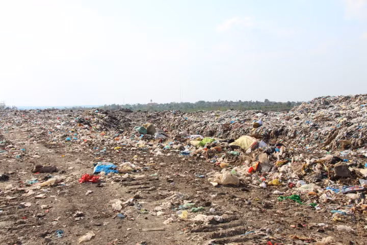 Thi thể thai nhi 7 tháng tuổi lẫn trong bãi rác