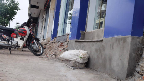 Dân Hà Nội chật vật với cốt nhà cách vỉa hè gần mét - Ảnh 8 Dan Ha Noi chat vat voi cot nha cach via he gan met - Anh 8