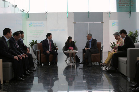 Thủ tướng Lý Hiển Long và Phó Thủ tướng Trịnh Đình Dũng thống nhất cho rằng hợp tác kinh tế, thương mại, đầu tư trong quan hệ hợp tác song phương. Ảnh: VGP/Xuân Tuyến