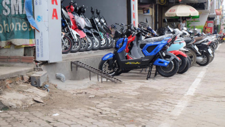 Dân Hà Nội chật vật với cốt nhà cách vỉa hè gần mét - Ảnh 5 Dan Ha Noi chat vat voi cot nha cach via he gan met - Anh 5
