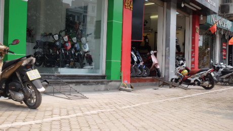 Dân Hà Nội chật vật với cốt nhà cách vỉa hè gần mét - Ảnh 6 Dan Ha Noi chat vat voi cot nha cach via he gan met - Anh 6