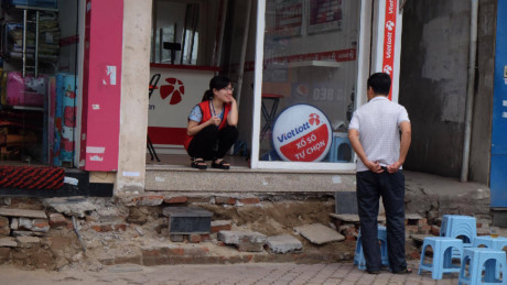 Dân Hà Nội chật vật với cốt nhà cách vỉa hè gần mét - Ảnh 4 Dan Ha Noi chat vat voi cot nha cach via he gan met - Anh 4