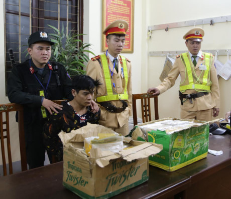 Chiếc xe máy không biển số và 2 thùng giấy chứa 73 bánh heroin - Ảnh 1 Chiec xe may khong bien so va 2 thung giay chua 73 banh heroin - Anh 1