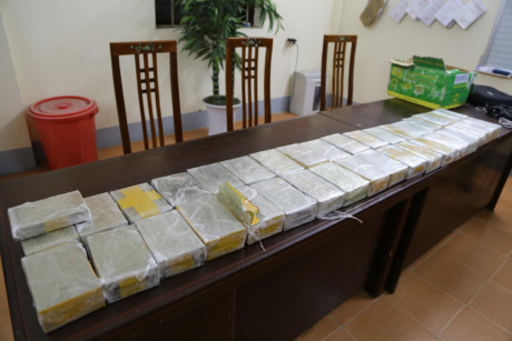 Chiếc xe máy không biển số và 2 thùng giấy chứa 73 bánh heroin - Ảnh 2 Chiec xe may khong bien so va 2 thung giay chua 73 banh heroin - Anh 2