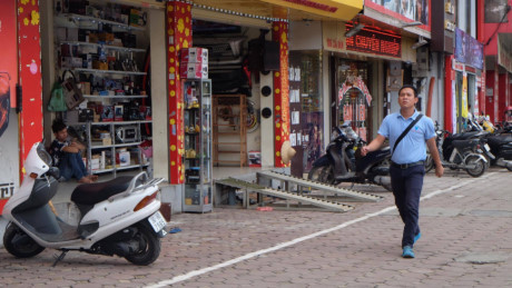 Dân Hà Nội chật vật với cốt nhà cách vỉa hè gần mét - Ảnh 2 Dan Ha Noi chat vat voi cot nha cach via he gan met - Anh 2