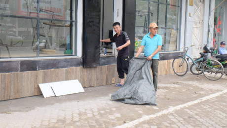 Dân Hà Nội chật vật với cốt nhà cách vỉa hè gần mét - Ảnh 3 Dan Ha Noi chat vat voi cot nha cach via he gan met - Anh 3