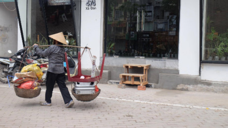 Dân Hà Nội chật vật với cốt nhà cách vỉa hè gần mét - Ảnh 1 Dan Ha Noi chat vat voi cot nha cach via he gan met - Anh 1