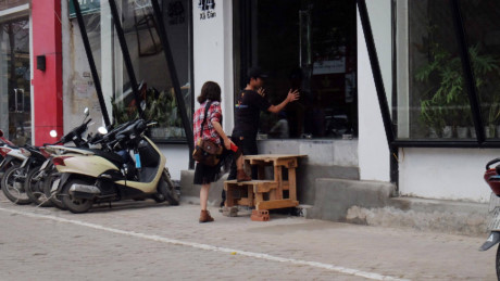 Dân Hà Nội chật vật với cốt nhà cách vỉa hè gần mét - Ảnh 10 Dan Ha Noi chat vat voi cot nha cach via he gan met - Anh 10