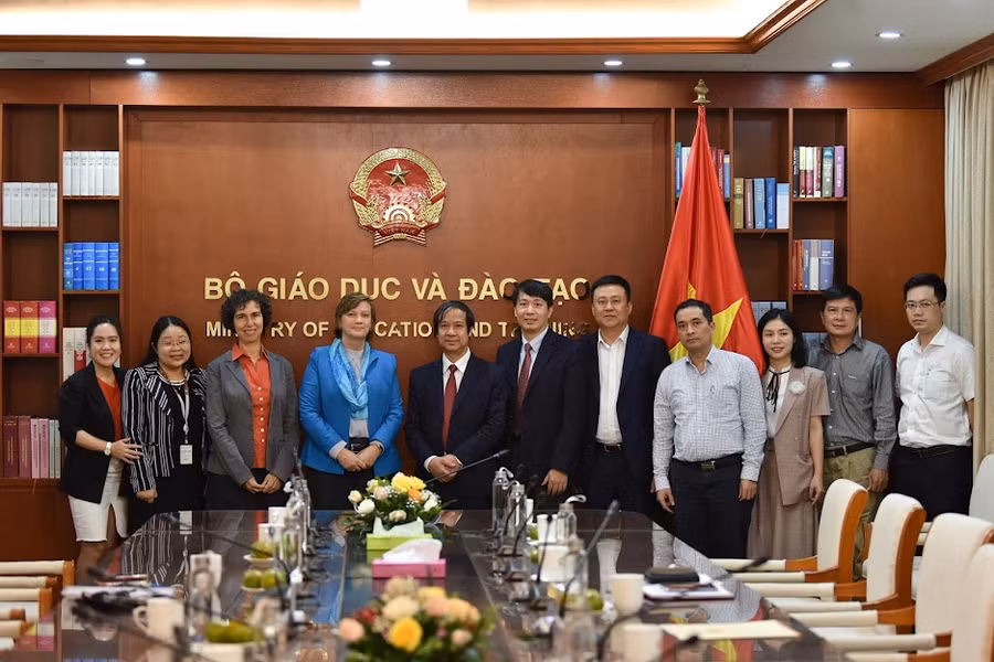 Bộ trưởng Bộ GD&ĐT Nguyễn Kim Sơn và đại diện diện một số cục, vụ thuộc Bộ trong buổi tiếp bà Rana Flower, Trưởng đại diện UNICEF tại Việt Nam.