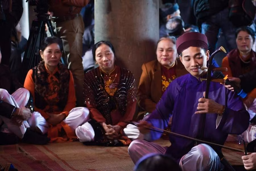Nghệ sĩ Lại Thanh Minh biểu diễn chèo tại đình So (làng Sơn Lộ, xã Cộng Hòa, huyện Quốc Oai, TP Hà Nội).
