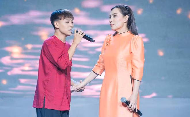 Hồ Văn Cường và mẹ nuôi Phi Nhung.