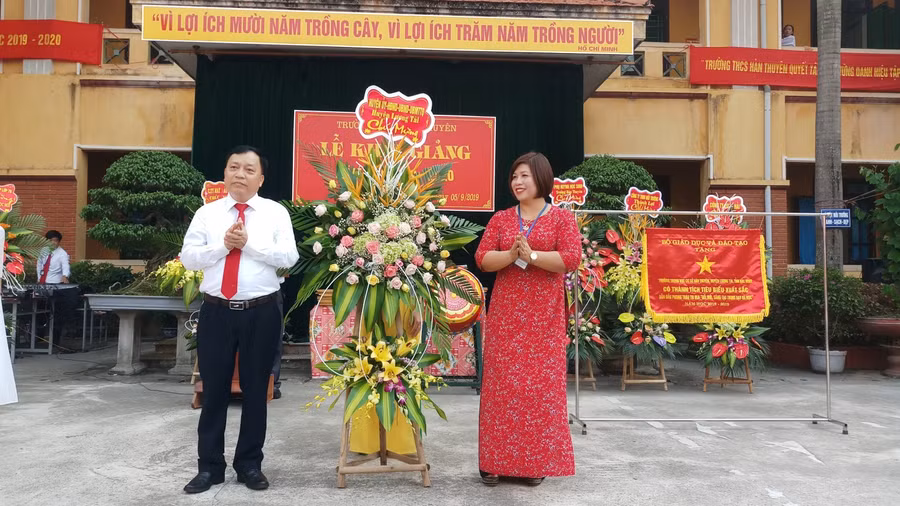 Cô giáo Nguyễn Thị Hương – Hiệu trưởng nhà trường, nhận hoa của đại biểu chúc mừng trong ngày Khai giảng năm học mới