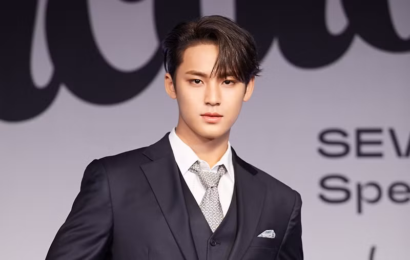 Mingyu (SEVENTEEN): Mingyu là rapper chính và visual của SEVENTEEN. Hình ảnh sang trọng và kỹ năng rap của anh ấy cho thấy Mingyu xuất sắc trong cả hai lĩnh vực!