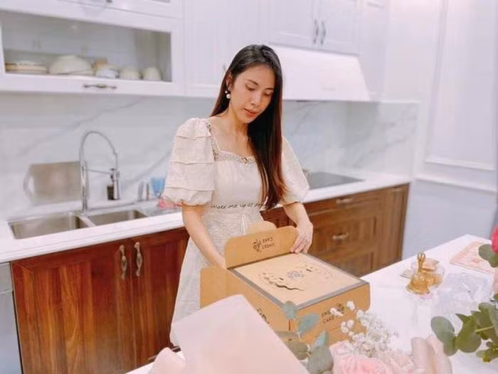 Sau ồn ào tiền thiện, Thủy Tiên rạng rỡ xuất hiện cùng Công Vinh ảnh 3