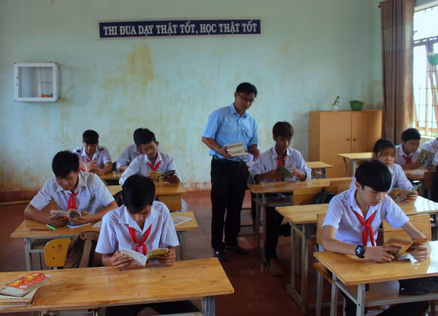 Thầy Mai Văn Chuyền là người gieo mầm văn hóa đọc cho học sinh vùng sâu.