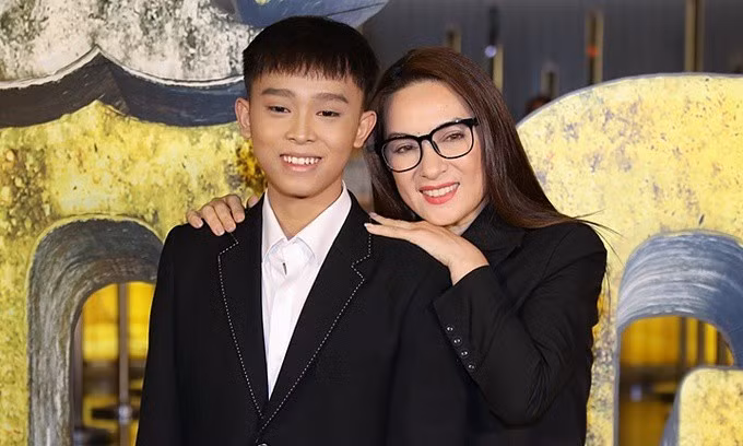 Hồ Văn Cường và mẹ nuôi Phi Nhung.