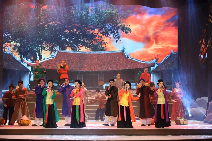 Những tiết mục nghệ thuật đưa khán giả theo hành trình không gian dặm dài của đất nước cũng là không gian văn hóa đặc trưng của mỗi vùng đất trên đất nước Việt Nam.