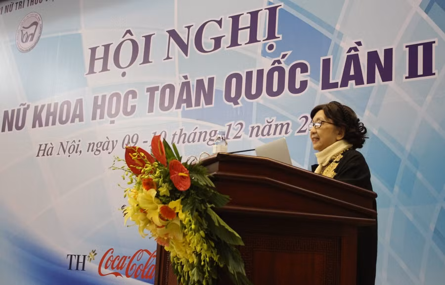 GS.TSKH. Phạm Thị Trân Châu khai mạc Hội nghị.