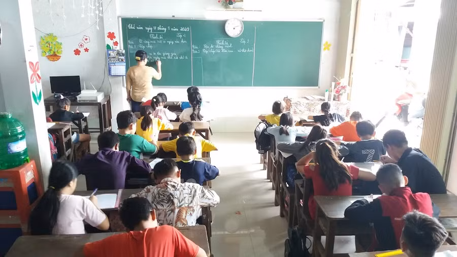 Lớp học của cô Thiết với đủ lứa tuổi học sinh theo học.