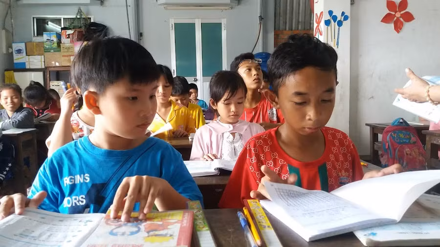 Các em nhỏ theo học tại lớp học của cô Thiết.