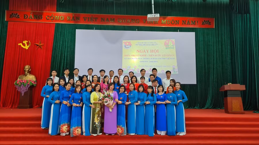 Tập thể cán bộ, giáo viên, nhân viên nhà trường