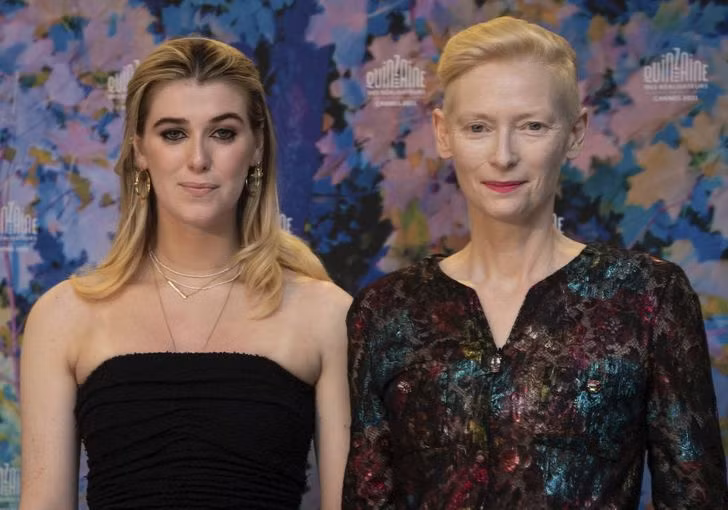 Honor Swinton Byrne - con gái của Tilda Swinton.