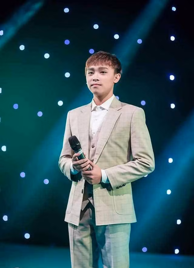 Nam ca sĩ trẻ Hồ Văn Cường.