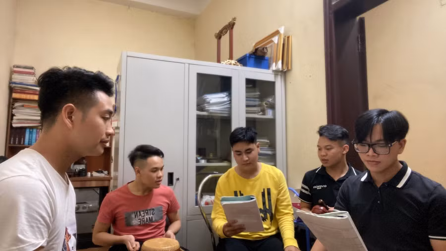 Nghệ sĩ Lại Thanh Minh dạy hát chèo cho học sinh.