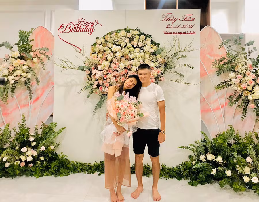 Thủy Tiên dịu dàng, e ấp trong vòng tay của ông xã Công Vinh nhân dịp sinh nhật.