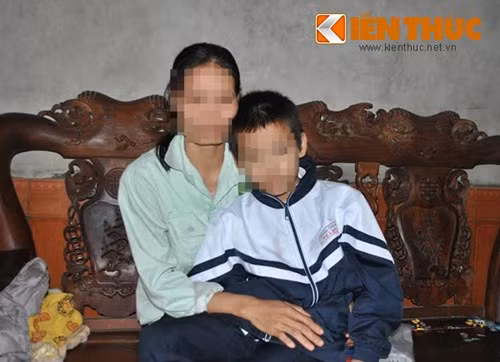 Cháu Nguyễn Mạnh Luân và mẹ.