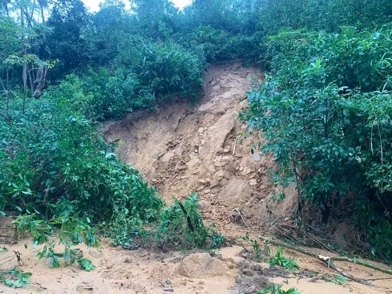 Ảnh hưởng của mưa lũ khiến nhiều khu vực bị sạt lở.