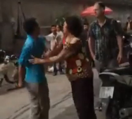 Bị “ông Tây” ngăn đánh vợ, người chồng sửng cồ thách thức Bị “ông Tây” ngăn đánh vợ, người chồng sửng cồ thách thức