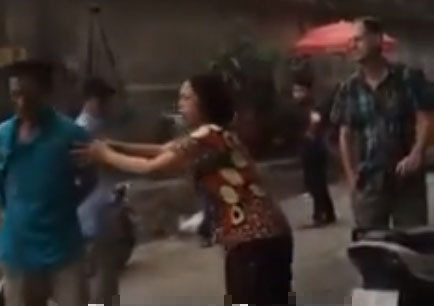 Bị “ông Tây” ngăn đánh vợ, người chồng sửng cồ thách thức Bị “ông Tây” ngăn đánh vợ, người chồng sửng cồ thách thức