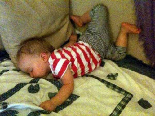 Cười rách miệng với các kiểu ngủ đáng yêu của bé ảnh 8 cuoi rach mieng voi cac kieu ngu dang yeu cua be - 8