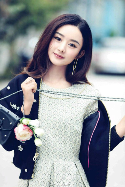 Triệu Lệ Dĩnh là nàng tiểu hoa đán tên tuổi đang lên như diều gặp gió tại Trung Quốc. Nữ diễn viên được yêu thích bởi khuôn mặt bầu bĩnh đáng yêu, đôi mắt to tròn ngây thơ và nụ cười ngọt ngào. nhung-nang-hoa-dan-khong-the-bi-dim-hang-du-xoay-van-du-kieu-tao-hinh