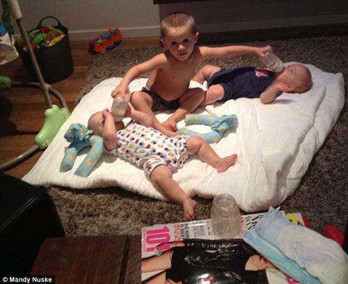 anh me cho con uong sua bang... chan gay 