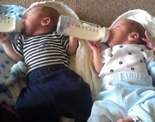 anh me cho con uong sua bang... chan gay 