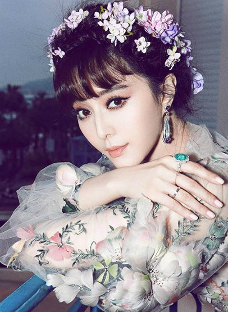 Phạm Băng Băng vốn nổi tiếng là ngôi sao "chịu chơi" trong khoản ăn mặc, trang điểm làm tóc. Không ít lần người hâm mộ được chiêm ngưỡng nàng hoa đán trong những kiểu tóc kỳ lạ, diêm dúa, nhưng kiểu tóc nào áp dụng lên khuôn mặt Phạm Băng Băng đều đẹp hơn gấp bội. nhung-nang-hoa-dan-khong-the-bi-dim-hang-du-xoay-van-du-kieu-tao-hinh-8