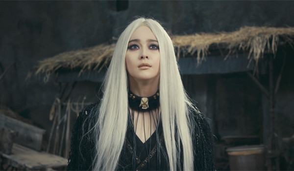 Băng Băng vẫn xinh đẹp như thần tiên dù hóa trang tóc trắng toát, đánh mắt thâm đen trong Bạch phát ma nữ. nhung-nang-hoa-dan-khong-the-bi-dim-hang-du-xoay-van-du-kieu-tao-hinh-10