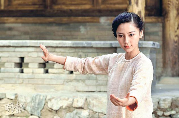 Khi ăn mặc kín đáo, giản dị, trang điểm thật nhẹ nhàng, Angelababy vẫn tỏa sáng trong từng khung hình. nhung-nang-hoa-dan-khong-the-bi-dim-hang-du-xoay-van-du-kieu-tao-hinh-6