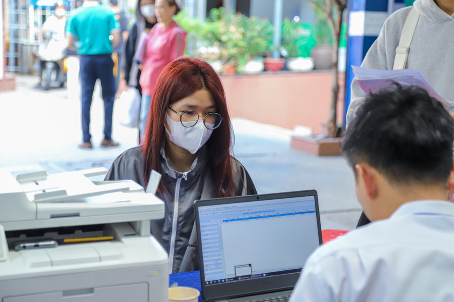 Thí sinh nhập học tại Trường ĐH Nguyễn Tất Thành ngày 24/8/2023. Ảnh: Nga Nguyễn