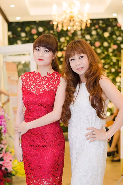  Không chỉ thế, đồng hành thường xuyên cùng con gái nên bà tỏ ra rất dạn dĩ trước ống kính. Cách tạo dáng đôi khi còn có phần chuyên nghiệp. 